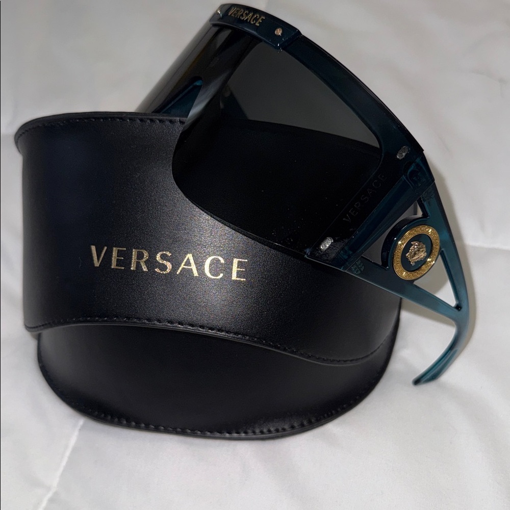 VERSACE Black/Teal, Shield Sunglasses in Teal/Black with logo temples.🔥🔥🔥🔥
